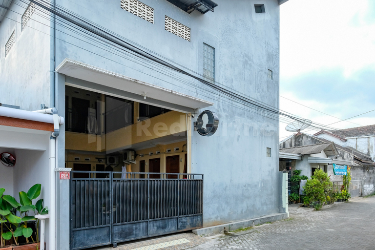 Exterior & Views 2, Mas Klimis Guesthouse Pakuwon Mall Mitra RedDoorz, Sleman
