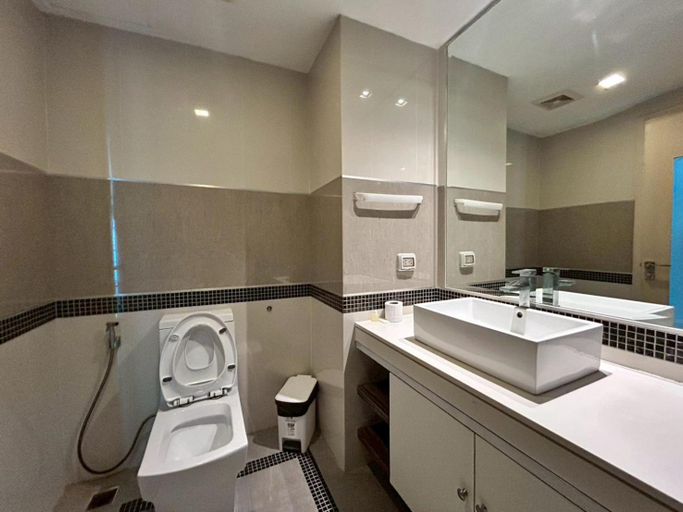 Bathroom 5, Wongamat Tower Apartments, Pattaya