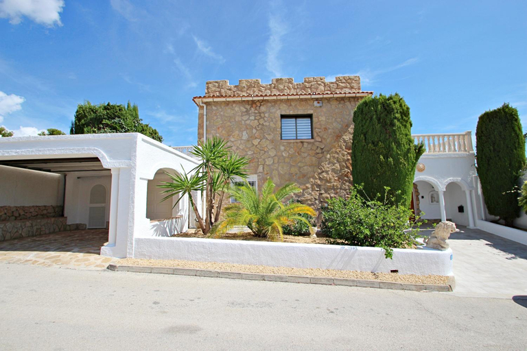 Exterior & Views