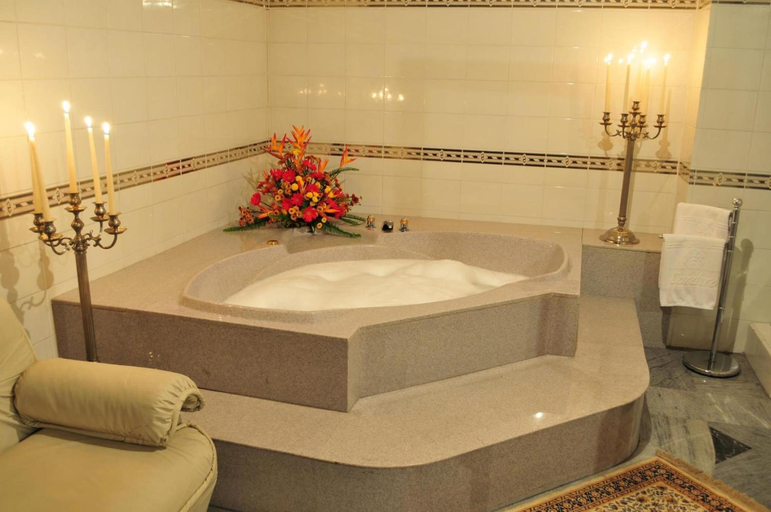 Bathroom 2, Hotel Cordero, Cuenca