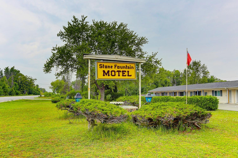 Others 2, Stone Fountain Motel, Kawartha Lakes