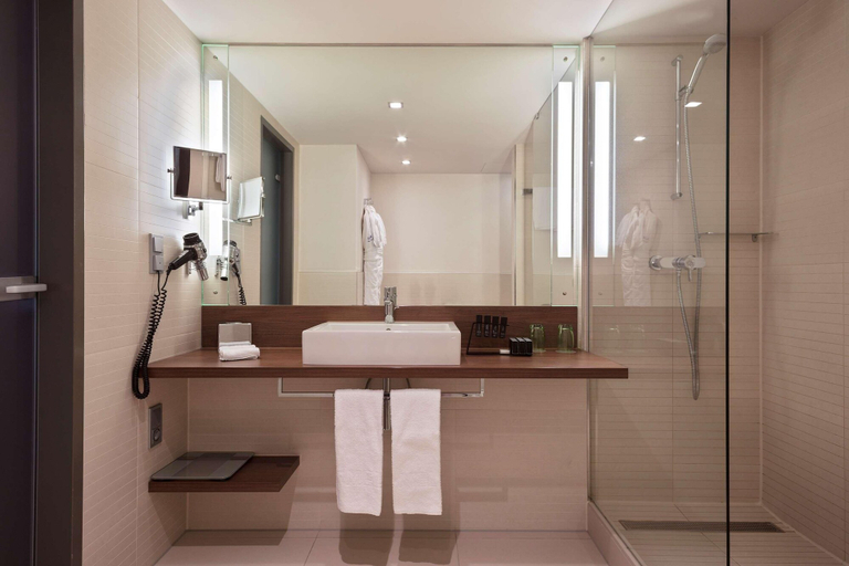 Bathroom 3, Meliá Düsseldorf, Düsseldorf