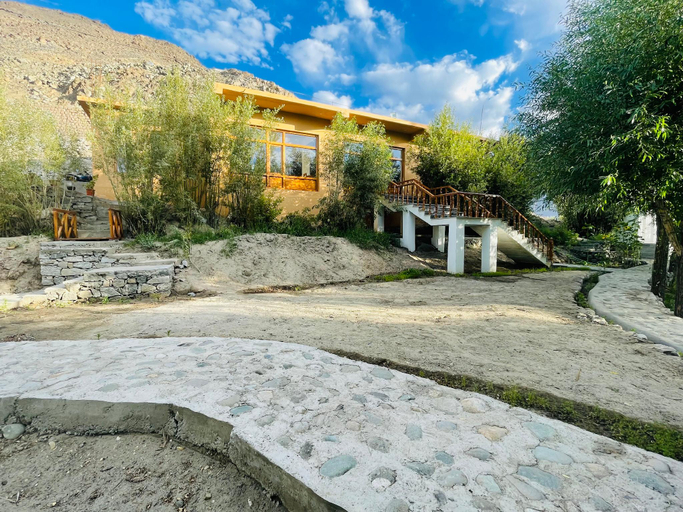 Exterior & Views