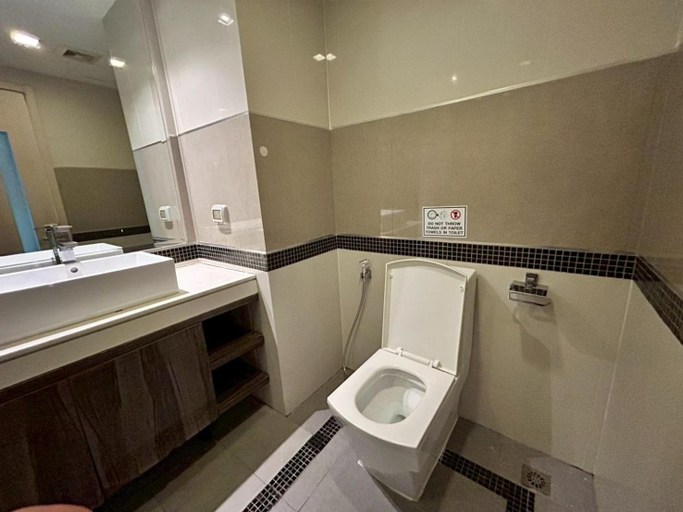 Bathroom 5, Wongamat Tower Apartments, Pattaya