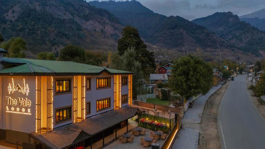 Lobby 4, The Vale Lodge, Anantnag