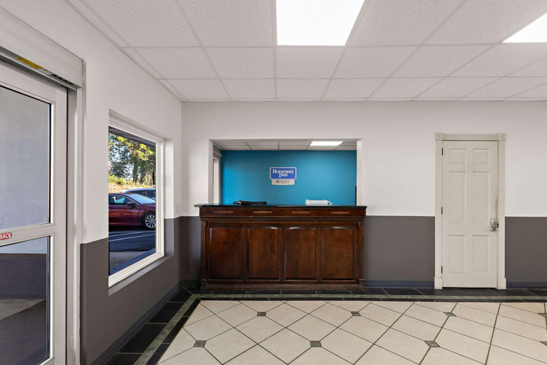 Public Area 3, Rodeway Inn Commerce, Banks