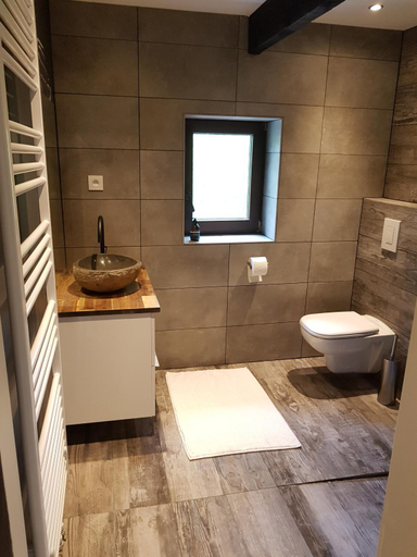Bathroom 3, Forester, Liège