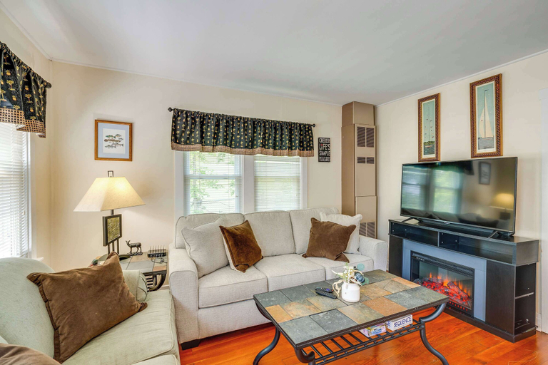 Primary image, Como Cottage - Stay for 6!, Walworth