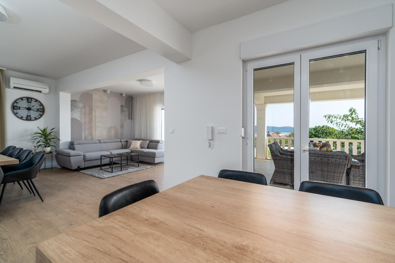 3, Villa Marisa with 51sqm pool, 5 bedrooms, gym, Kaštela
