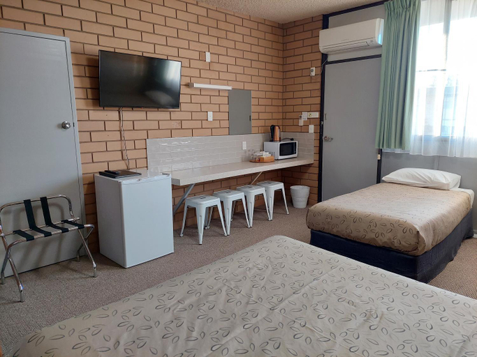 Bedroom, Mount Wycheproof Motor Inn, Buloke - North