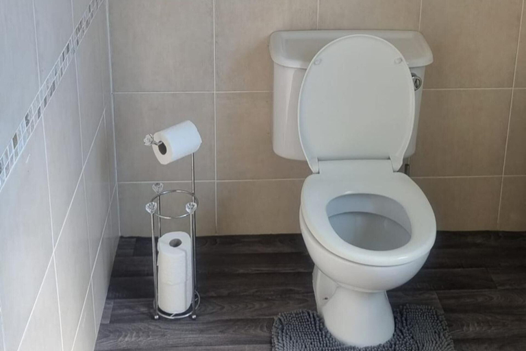 Bathroom 3, Doncaster Dream House Retreat- Sleeps 9, Doncaster