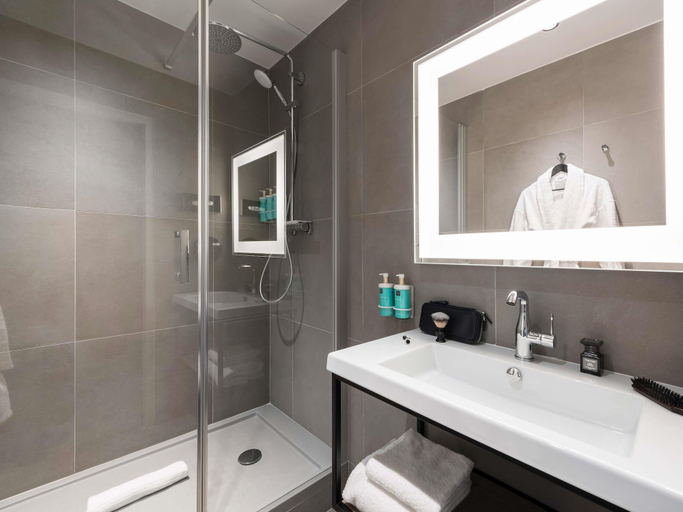 Bathroom 4, Novotel Paris La Defense Nanterre, Hauts-de-Seine