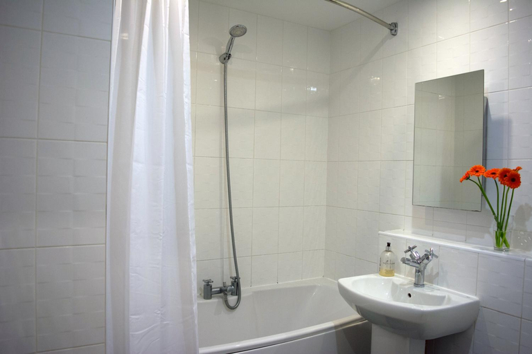 Bathroom 3, Parc y Bryn Serviced Apartments, Ceredigion