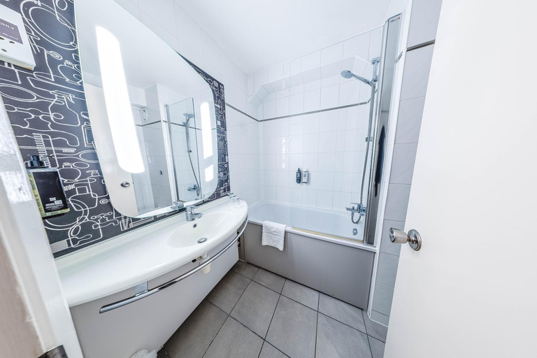 Bathroom 5, ibis London Luton Airport, Luton