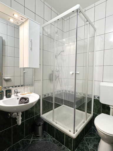 Bathroom 2, St. Kristof Panzio, Eger