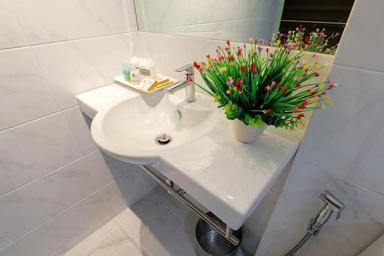 Bathroom 3, Grand Pink Hotel, Hat Yai