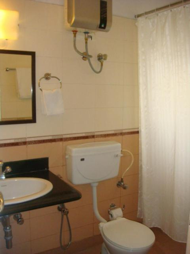 Bathroom 1, Parkwood Suite, Bangalore