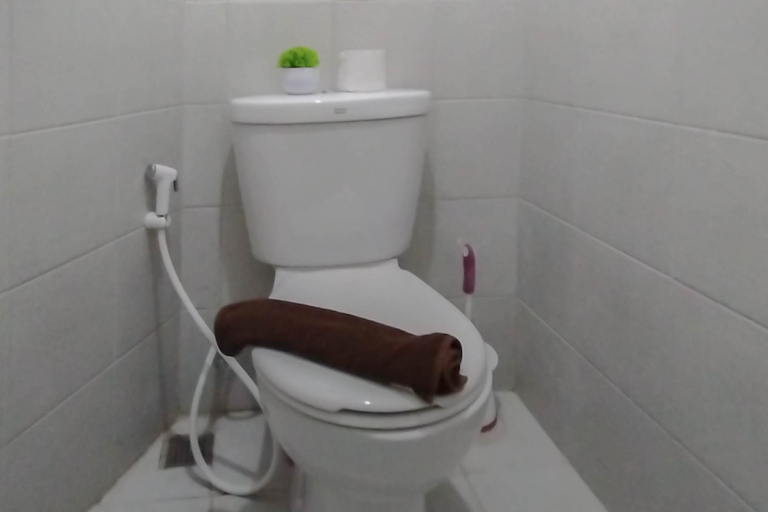 Bathroom 5, Restful Studio near UMM Malang at Begawan Apartment by Travelio, Malang