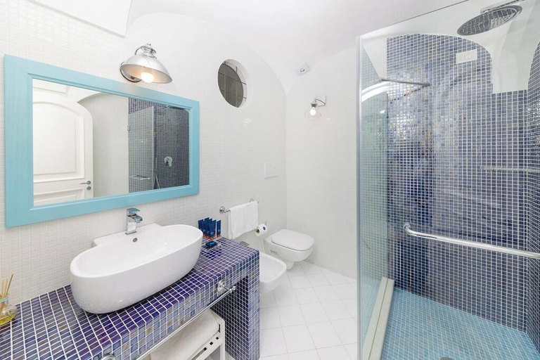 Bathroom 5, Hotel Mamela, Napoli