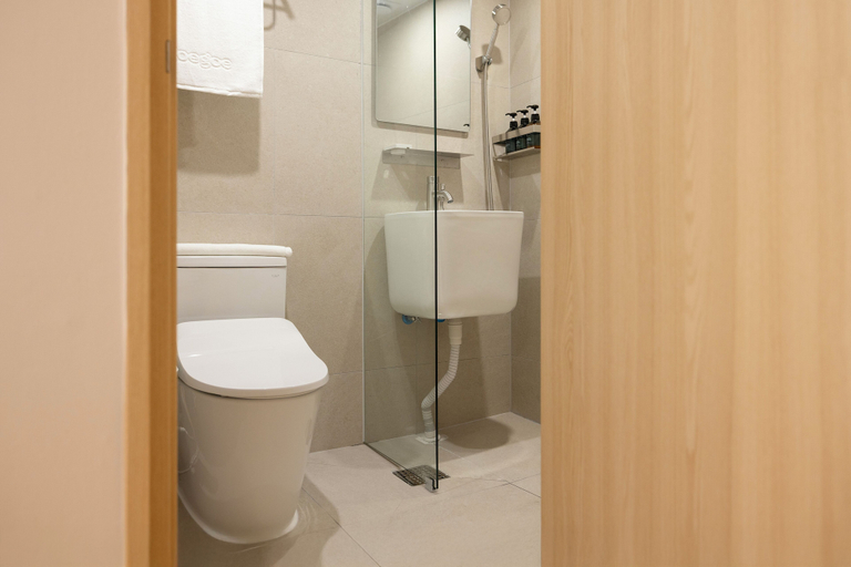 Bathroom 3, Hotel Marguerite, Jung