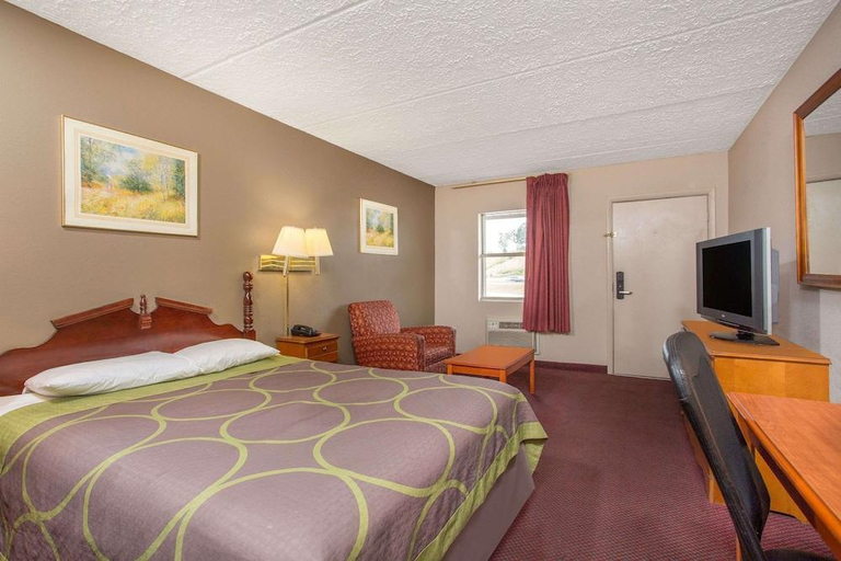 Bedroom 2, Knights Inn Glade Spring, Washington