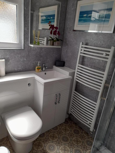 Shower 4, Pavilion Cottage Next to Gorleston Beach, Norfolk