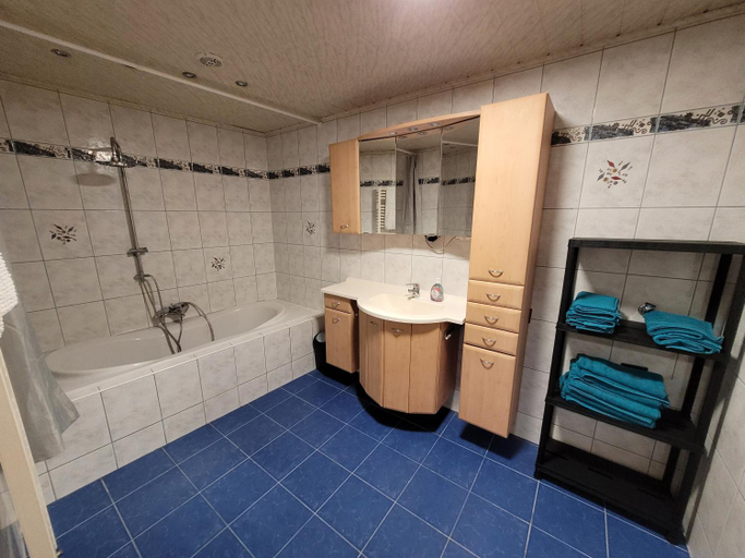 Bathroom 2, ONE SelfCheckIn 3 km freeway, Mistelbach