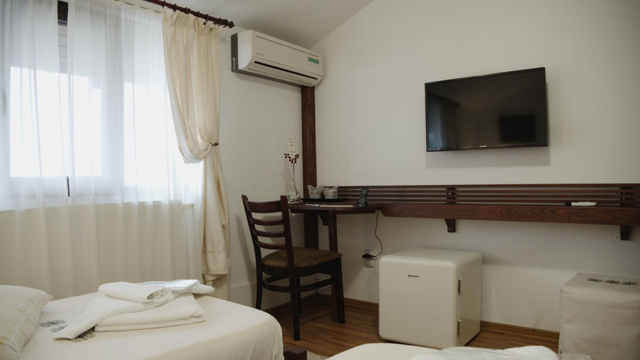 Bedroom 2, Casa Colinelor, Urlati