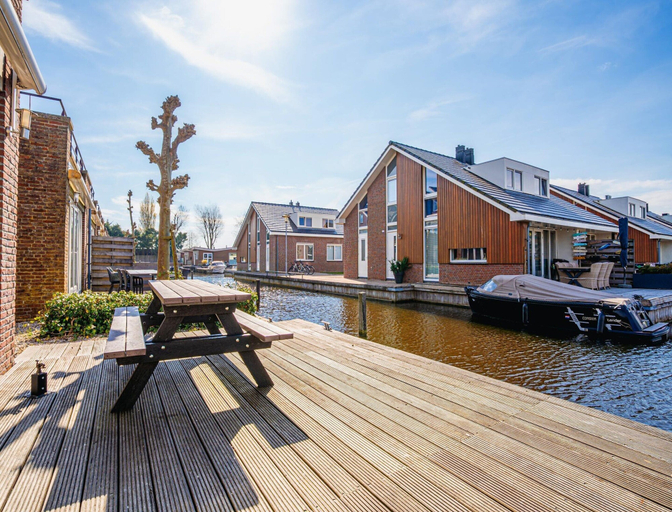 Balcony 5, Waterside Escape With Easy Access, Uitgeest