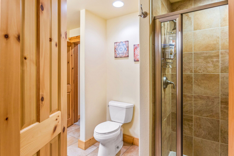 Room 5, Harlin Haus at Cascade Crest Condos, Chelan