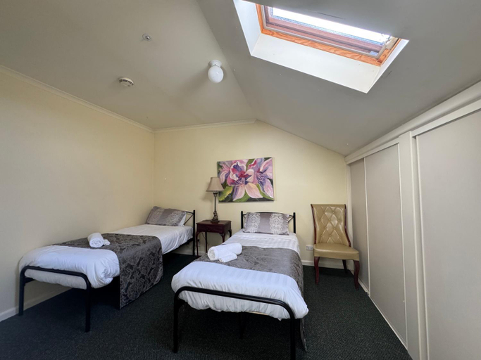 Bedroom 2, Toorak Manor Hotel, Melbourne