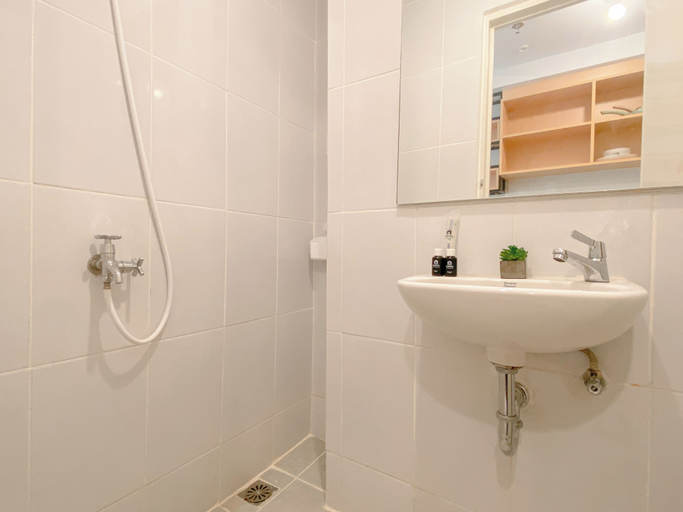 Bathroom 3, Minimalist Peach Touch Studio Apartment At Tokyo Riverside Pik 2, Tangerang