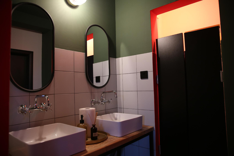 Bathroom 3, Montana, Raška
