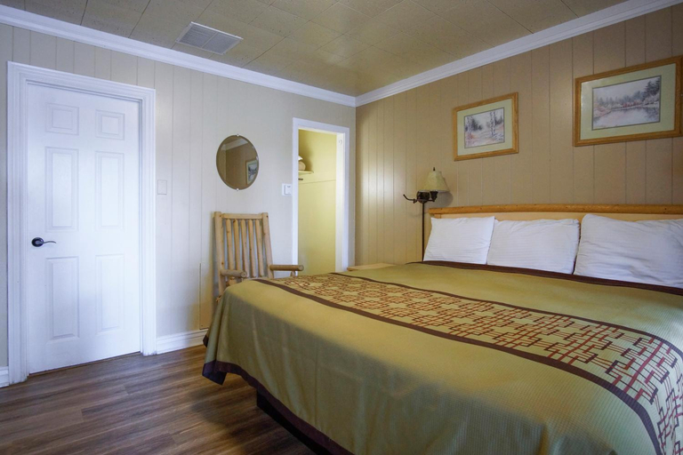 Bedroom, Green Gables Motel & Suites, Shasta