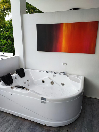 Bathroom 3, Bonsai Jacuzzi Suites, Panglao