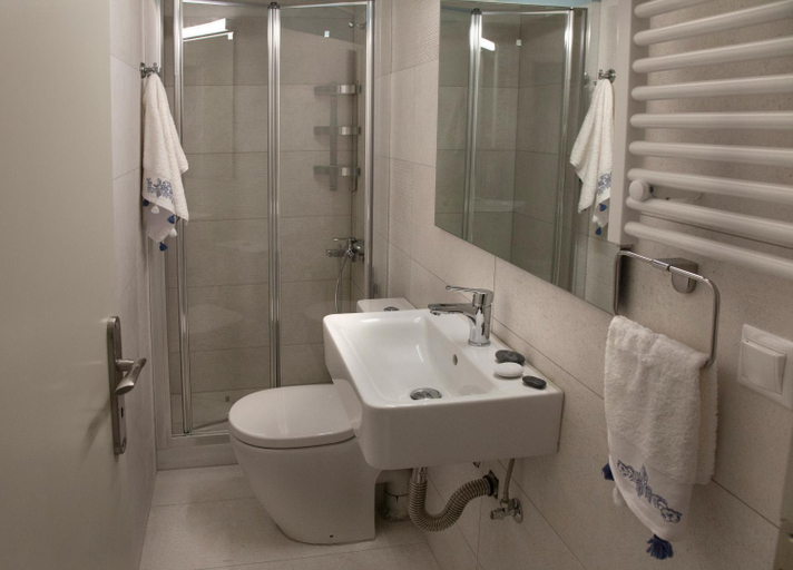 Bathroom 4, Tripodon Plaka In the shade of Acropolis by GHH, Attica