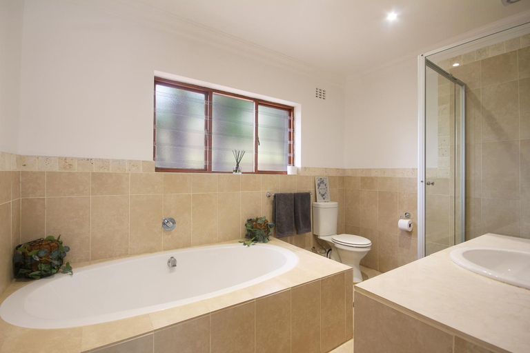 Bathroom 2, Stony Brook Cottages, Cape Winelands