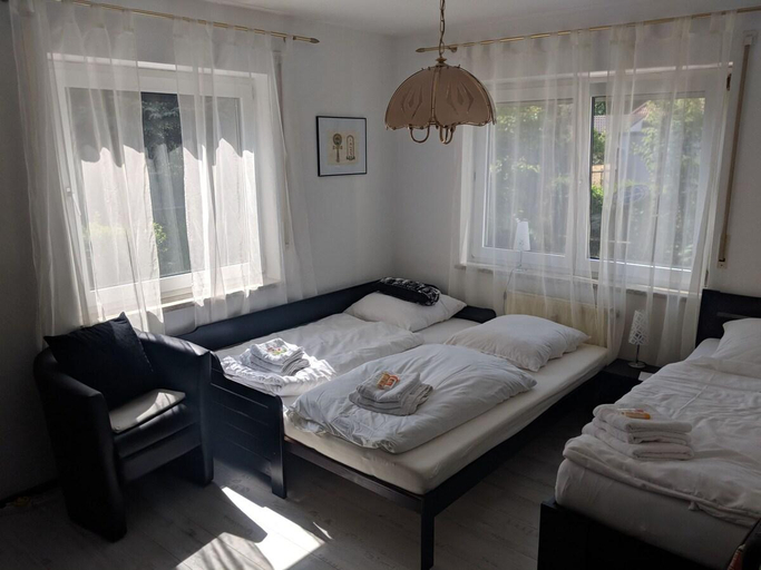 4, Ruhiges Zimmer im Grünen (schwarz/weiß), Berlin