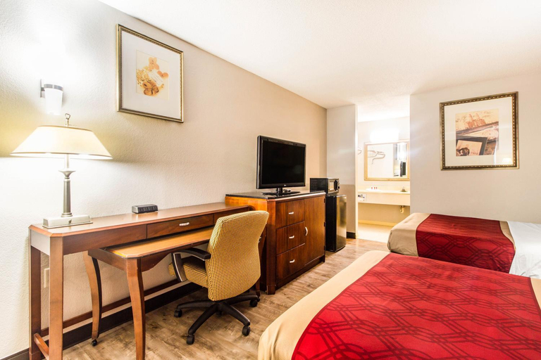 Bedroom 3, Econo Lodge, McMinn