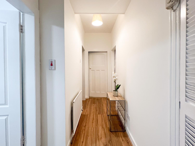 Others 4, Attractive 3 Bed Apartment, Glasgow