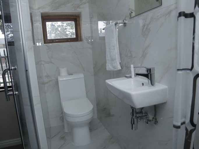 Bathroom, Fairstay Lodge, City of Cape Town