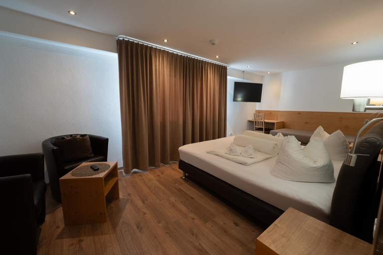 Bedroom 3, Alpenhotel Regina, Landeck