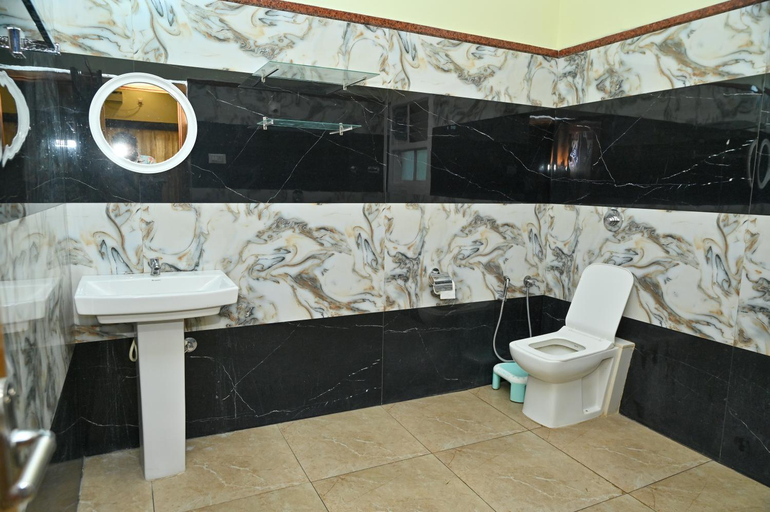 Bathroom 3, NAVARATHNA INTERNATIONAL RESORT, Chikmagalur