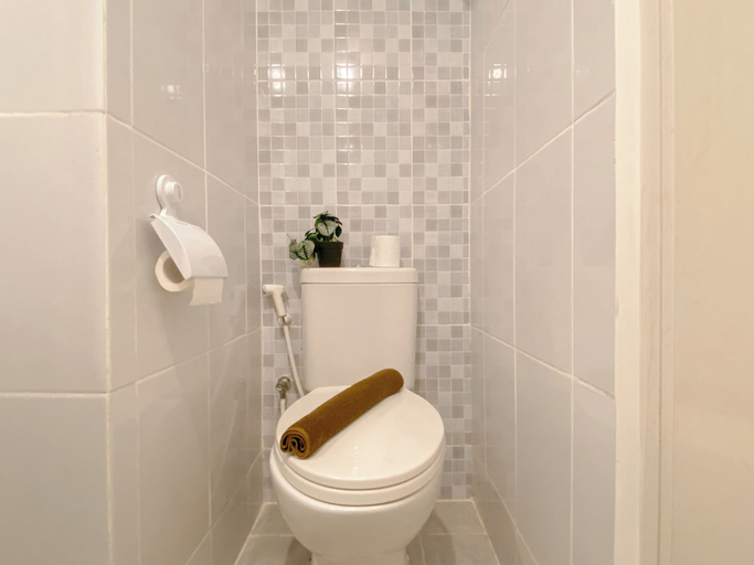 Bathroom 5, Minimalist Peach Touch Studio Apartment At Tokyo Riverside Pik 2, Tangerang