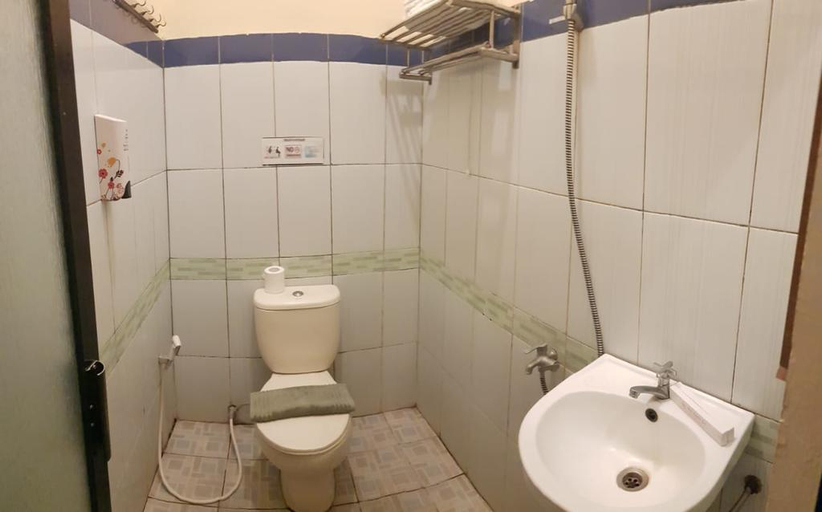 Bathroom 5, Sun Q Ta Hotel Guci Tegal, Tegal