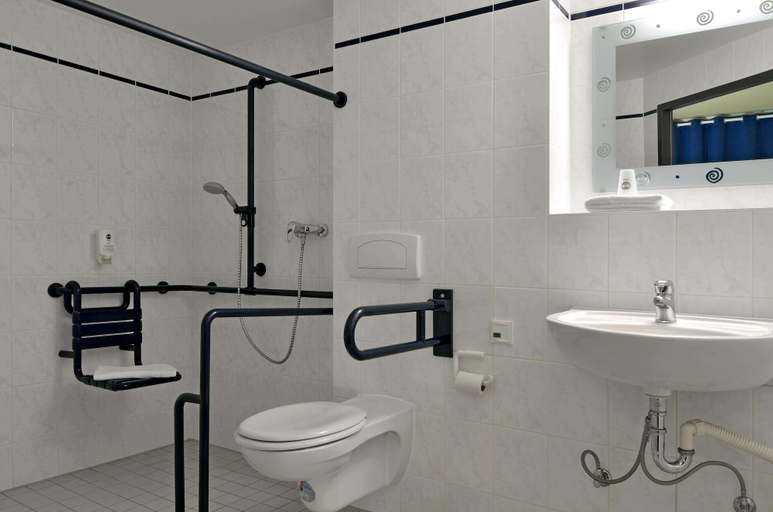 Bathroom 5, B&B Hotel Leipzig-Nord, Leipzig