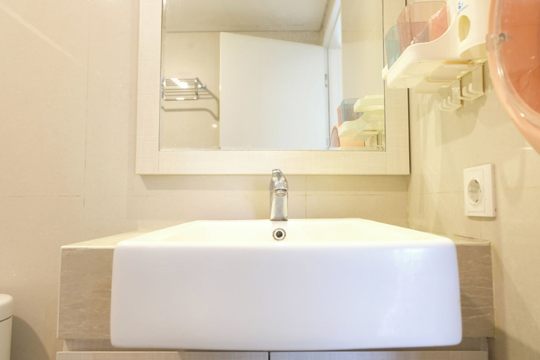 Bathroom 2, Modern Signature 2Br At Apartment Landmark Residence Bandung, Bandung
