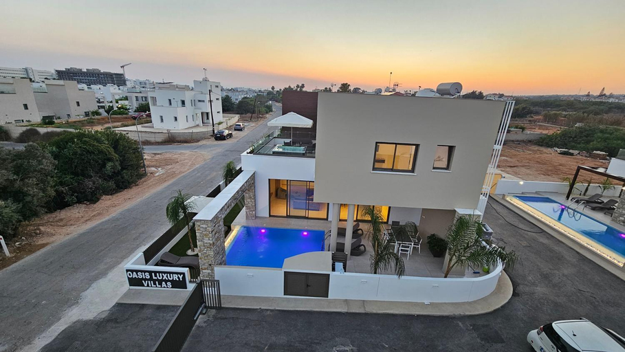 Exterior & Views