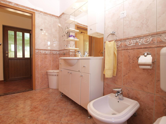 Bathroom 4, Apartment 1655, Kanfanar