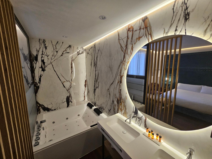 Bathroom 3, Hotel Tres Campanas, Badajoz